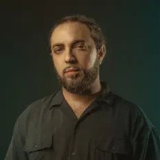 聆聽 Qorqud、觀看音樂影片、閱讀小傳、查看巡演日期等！