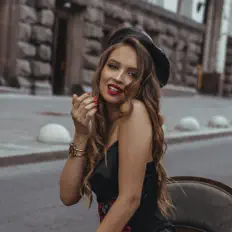 Hör dir Alice Harp an, schau dir Musikvideos an, lies die Biografie, finde Tourdaten und mehr!