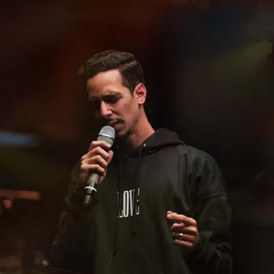Listen to Lau Guerra, watch music videos, read bio, see tour dates & more!