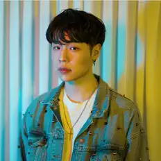 聆聽 Jin Denim、觀看音樂影片、閱讀小傳、查看巡演日期等！
