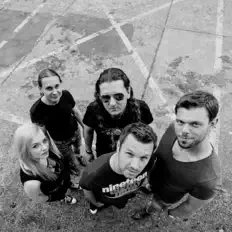 Posłuchaj wykonawcy Radio Silence, obejrzyj teledyski, przeczytaj biografię, zobacz daty tras koncertowych i nie tylko!