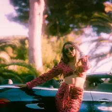 Carlaを聴いたり、ミュージックビデオを鑑賞したり、経歴やツアー日程などを確認したりしましょう！