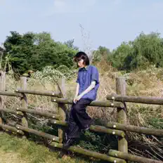 聆聽 susumoon、觀看音樂影片、閱讀小傳、查看巡演日期等！