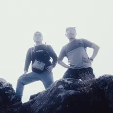 Ouve HHMM, vê vídeos de música, lê a biografia, vê as datas da digressão e muito mais!