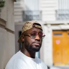 Dabsを聴いたり、ミュージックビデオを鑑賞したり、経歴やツアー日程などを確認したりしましょう！