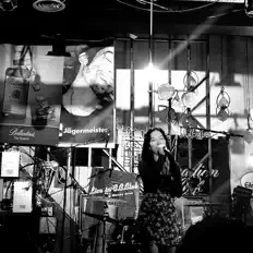 聆聽 정빛、觀看音樂影片、閱讀小傳、查看巡演日期等！