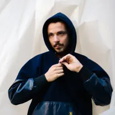 Hör dir Aurèle an, schau dir Musikvideos an, lies die Biografie, finde Tourdaten und mehr!