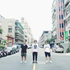 Dengarkan Love Love Love, tonton video musik, baca bio, lihat tanggal tur & lainnya!