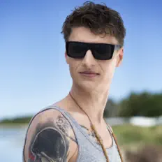 Hör dir TaLLib an, schau dir Musikvideos an, lies die Biografie, finde Tourdaten und mehr!