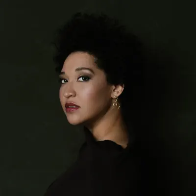 聆聽 Julia Bullock、觀看音樂影片、閱讀小傳、查看巡演日期等！