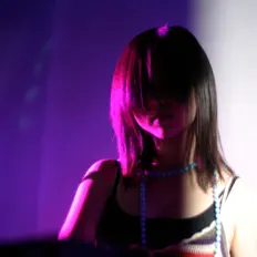收听 The Analog Girl、观看音乐视频、阅读小传、查看巡演日期等 ！