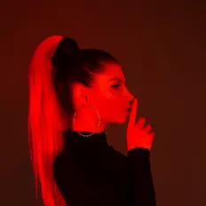 Ouve Caroline, vê vídeos de música, lê a biografia, vê as datas da digressão e muito mais!