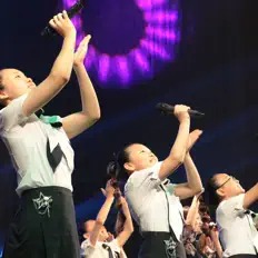 갓스타を聴いたり、ミュージックビデオを鑑賞したり、経歴やツアー日程などを確認したりしましょう！