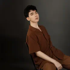 Listen to 方潇亦, watch music videos, read bio, see tour dates & more!