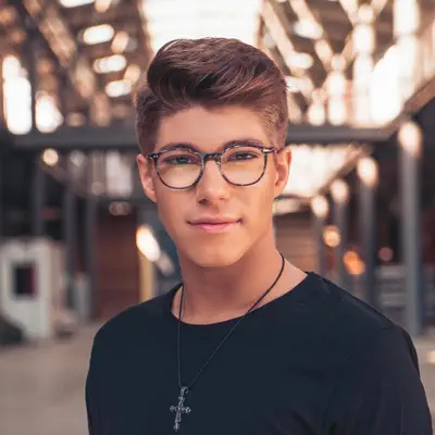 Listen to Davin Herbrüggen, watch music videos, read bio, see tour dates & more!