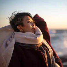 LOVEを聴いたり、ミュージックビデオを鑑賞したり、経歴やツアー日程などを確認したりしましょう！