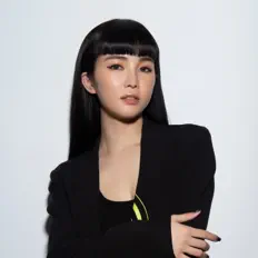 聆聽 舒子晨、觀看音樂影片、閱讀小傳、查看巡演日期等！