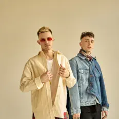 Caramelを聴いたり、ミュージックビデオを鑑賞したり、経歴やツアー日程などを確認したりしましょう！