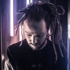 Dengarkan Freaky Carnival, tonton video musik, baca bio, lihat tanggal tur & lainnya!