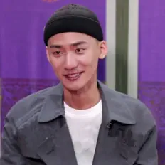 Poslechněte si interpreta Lee Geon Myeong, sledujte hudební videa, přečtěte si životopis, podívejte se na data turné a další informace.