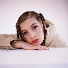 聆聽 Ylva、觀看音樂影片、閱讀小傳、查看巡演日期等！