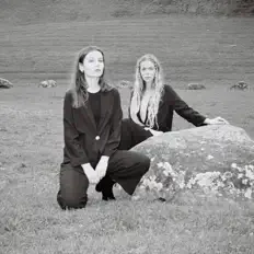 Purple Pilgrims सुनें, म्यूज़िक वीडियो देखें, बायो पढ़ें, दौरे की तारीखें और बहुत कुछ देखें!