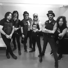 Dengarkan Coverheads, tonton video musik, baca bio, lihat tanggal tur & lainnya!