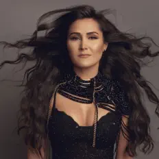 Merve Çaloğlu सुनें, म्यूज़िक वीडियो देखें, बायो पढ़ें, दौरे की तारीखें और बहुत कुछ देखें!