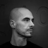 Ascolta undefined, guarda video musicali, leggi la biografia, vedi le date del tour & altro!