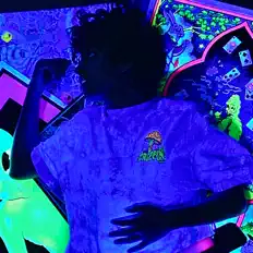 聆聽 Adra Melech、觀看音樂影片、閱讀小傳、查看巡演日期等！