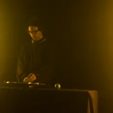 收听 Lake Len、观看音乐视频、阅读小传、查看巡演日期等 ！