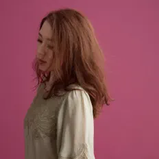 Hör dir Azusa Watari an, schau dir Musikvideos an, lies die Biografie, finde Tourdaten und mehr!