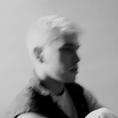 Hör dir breaking an, schau dir Musikvideos an, lies die Biografie, finde Tourdaten und mehr!