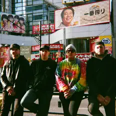 聆聽 Last Day Before Holiday、觀看音樂影片、閱讀小傳、查看巡演日期等！