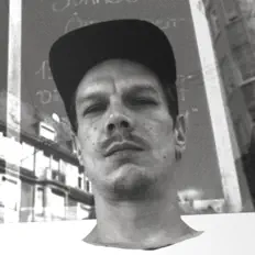 Poslechněte si interpreta Smoke Trees, sledujte hudební videa, přečtěte si životopis, podívejte se na data turné a další informace.