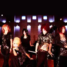 聆聽 D.I.D.、觀看音樂影片、閱讀小傳、查看巡演日期等！