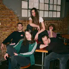 Hör dir Lovely Quinces an, schau dir Musikvideos an, lies die Biografie, finde Tourdaten und mehr!