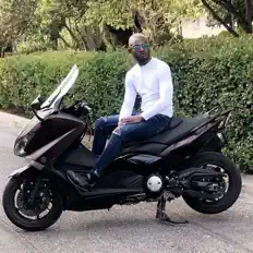 聆聽 HorsLigne、觀看音樂影片、閱讀小傳、查看巡演日期等！