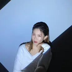 收听 Qlary、观看音乐视频、阅读小传、查看巡演日期等 ！
