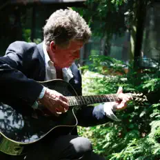 聆聽 Nick Garrie、觀看音樂影片、閱讀小傳、查看巡演日期等！