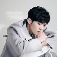 聆聽 黃韋綸、觀看音樂影片、閱讀小傳、查看巡演日期等！