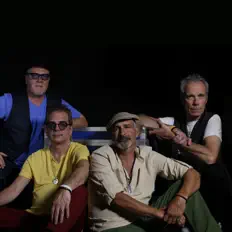 聆聽 Mantus、觀看音樂影片、閱讀小傳、查看巡演日期等！