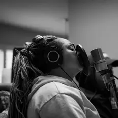 Hör dir RAVEN an, schau dir Musikvideos an, lies die Biografie, finde Tourdaten und mehr!