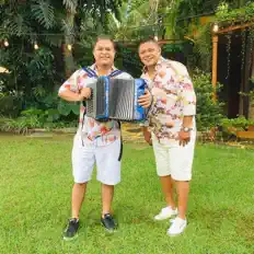 聆聽 Manuel y Abdiel、觀看音樂影片、閱讀小傳、查看巡演日期等！