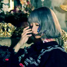聆聽 Konoco、觀看音樂影片、閱讀小傳、查看巡演日期等！