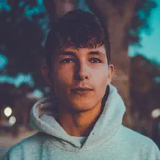 Ouça Carlifornia, assista a videoclipes, leia a biografia, veja as datas das turnês e mais!