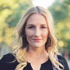 Hör dir Sarah Sample an, schau dir Musikvideos an, lies die Biografie, finde Tourdaten und mehr!