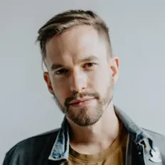 Luister naar Generation Lost, bekijk muziekvideo's, lees de bio, bekijk de tourdata, en meer!