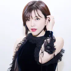 Dengarkan Kelly Cha, tonton video musik, baca bio, lihat tanggal tur & lainnya!