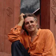 Linard Bardill सुनें, म्यूज़िक वीडियो देखें, बायो पढ़ें, दौरे की तारीखें और बहुत कुछ देखें!